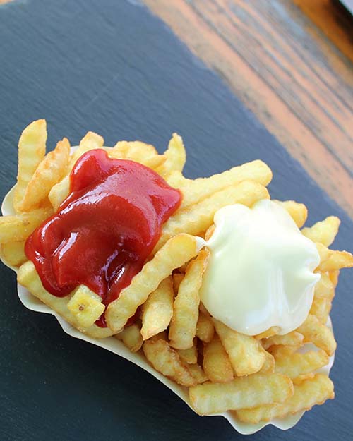 Pommes frites mit Ketchup und Mayonnaise